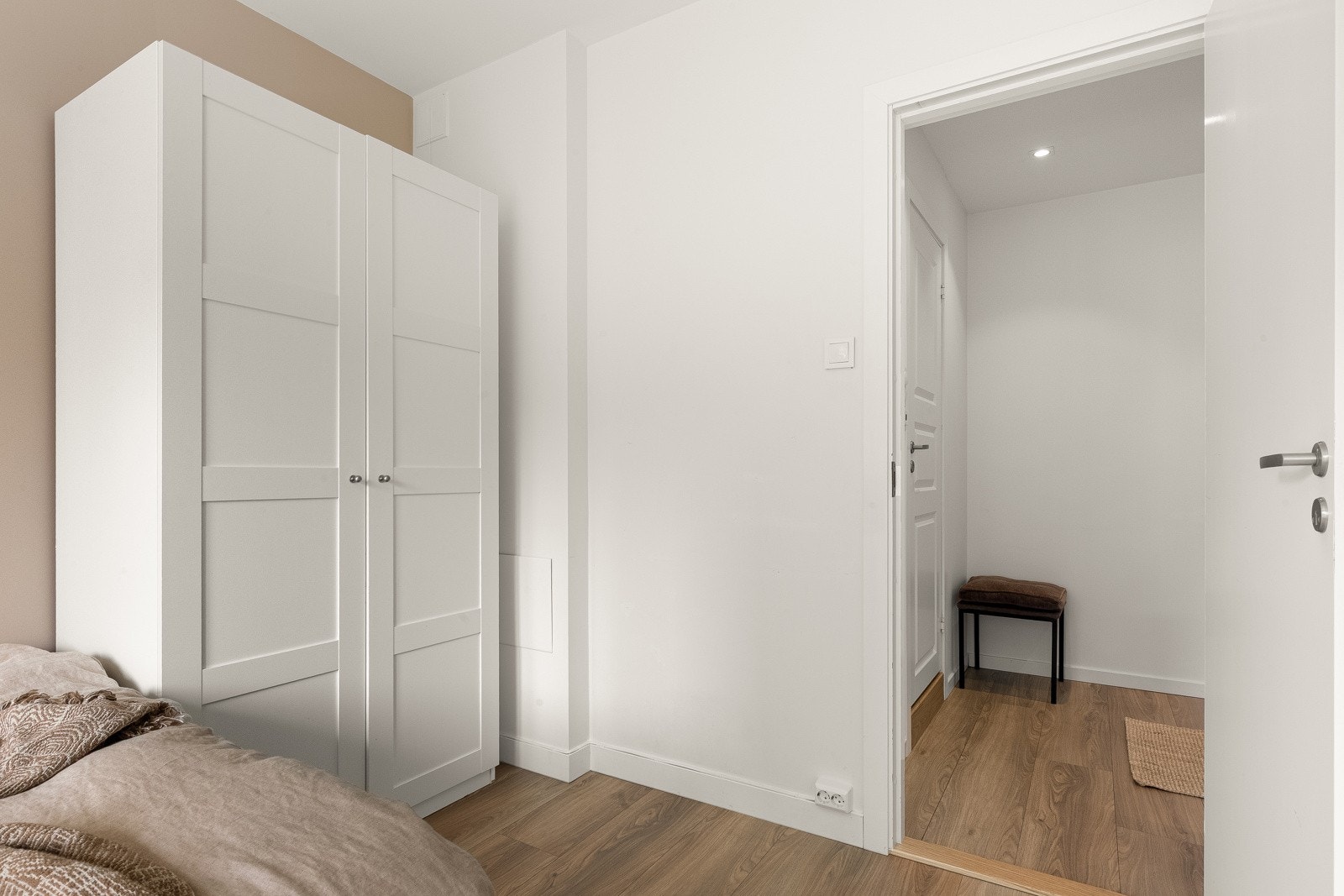 I likhet med hovedsoverommet har man også her plass til ekstra oppbevaring i stor garderobeinnredning. Galleribilde