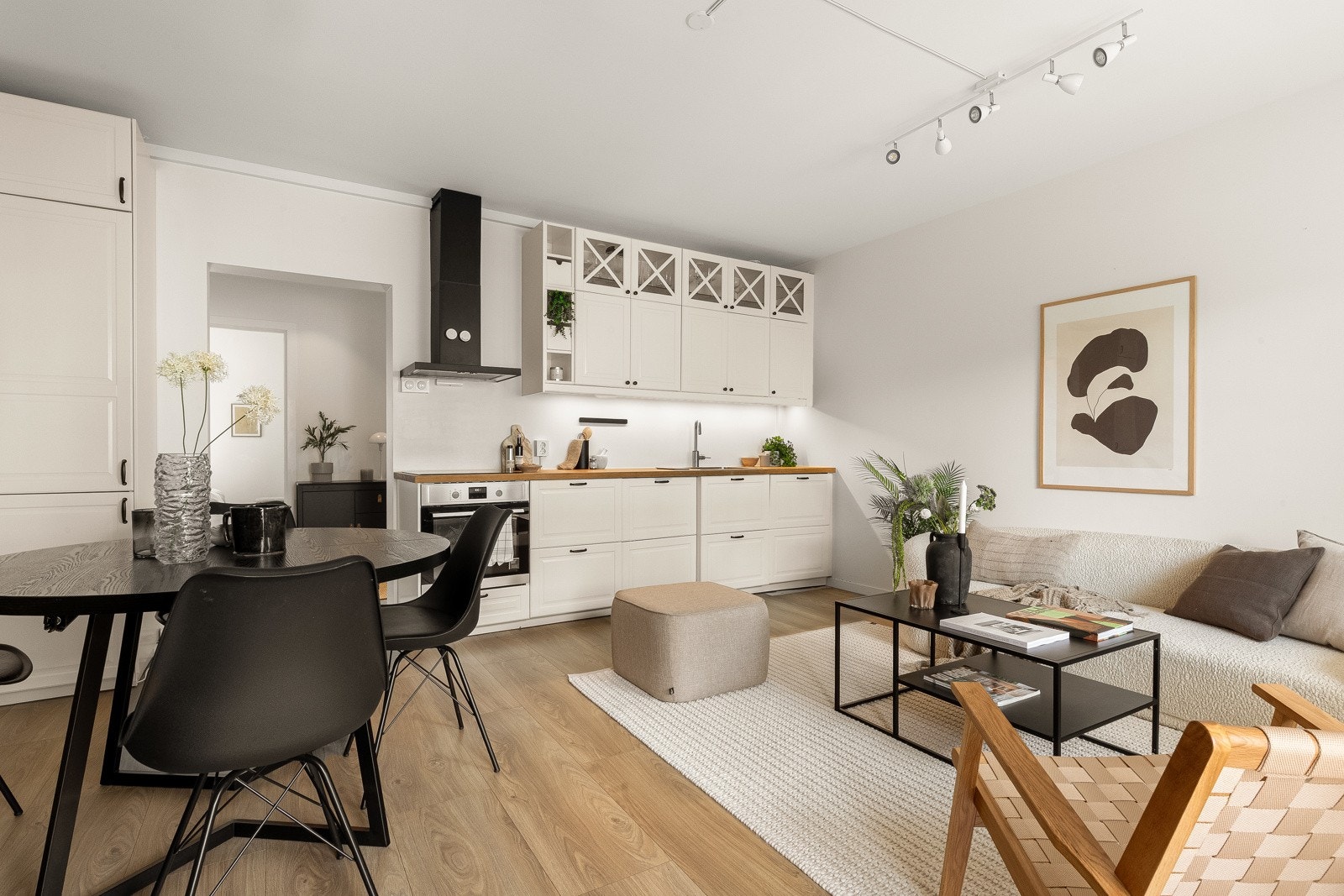 Leiligheten har en åpen kjøkkenløsning i stuen med en pen kjøkkeninnredning fra 2018. Galleribilde