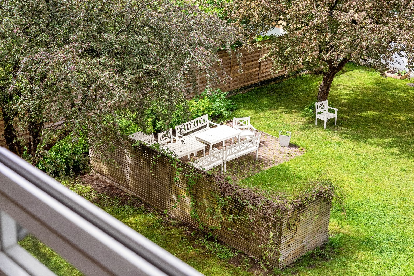 Borettslagets fellesarealer er pent opparbeidet med gressplen, variert beplantning, sittegrupper, sykkelparkering og asfalterte internveier. Galleribilde