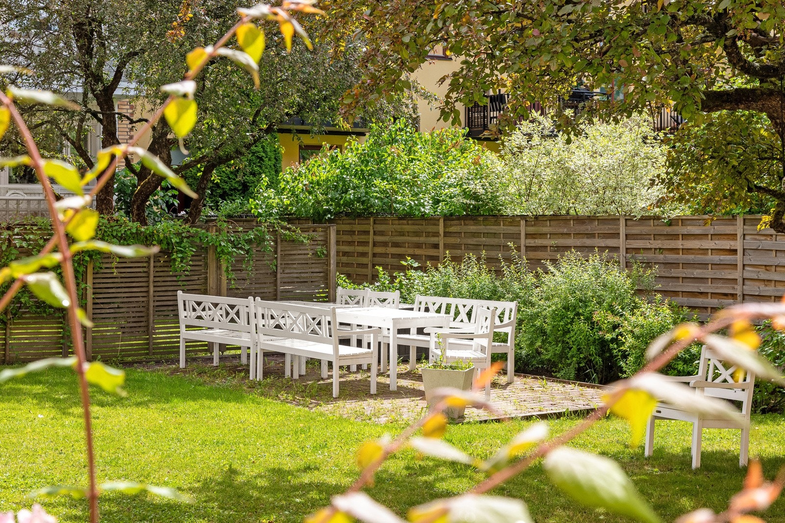 Borettslagets fellesarealer er pent opparbeidet med gressplen, variert beplantning, sittegrupper, sykkelparkering og asfalterte internveier. Galleribilde