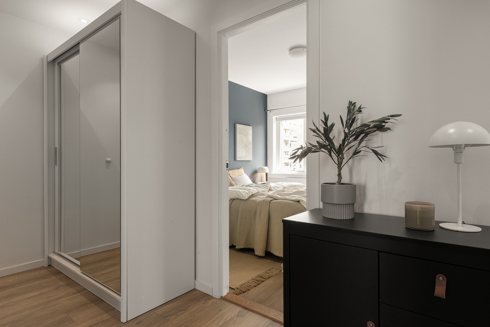 Fin entré/gang med praktisk garderobeinnrending! Galleribilde