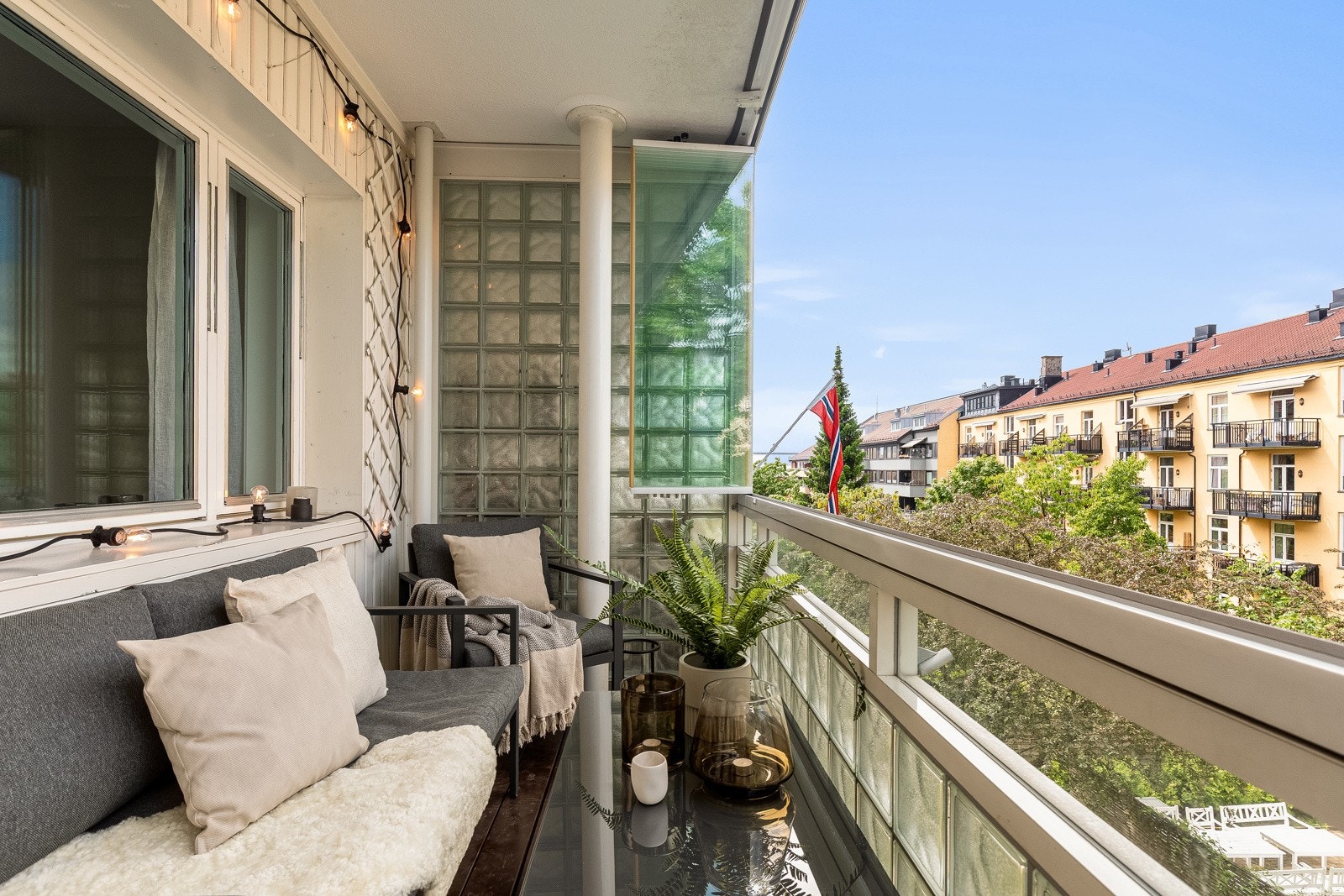 Meget lekker og luftig 3-roms leilighet beliggende solfylt til i byggets 3. etasje med tilbaketrukket beliggenhet på toppen av Sandaker! Galleribilde