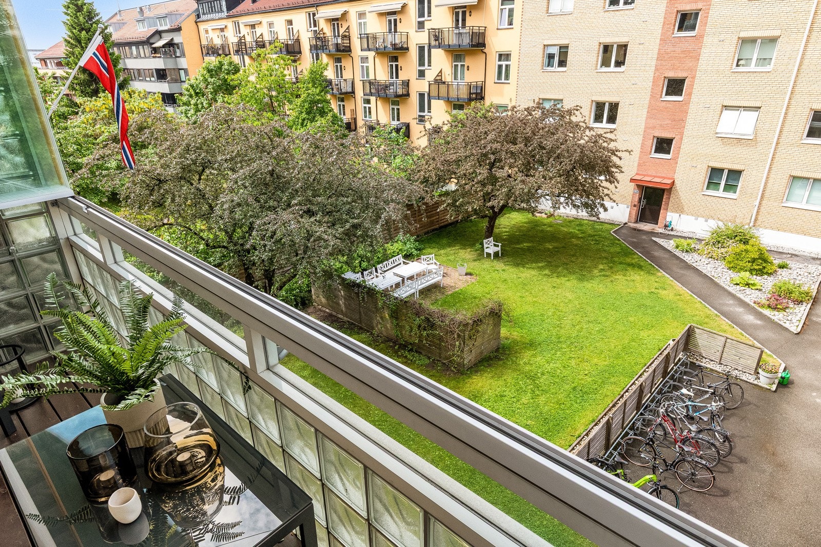 Fra balkongen kan man nyte solen på ettermiddag og kveldstid, samt hyggelig utsyn mot borettslagets pene gårdsrom. Galleribilde