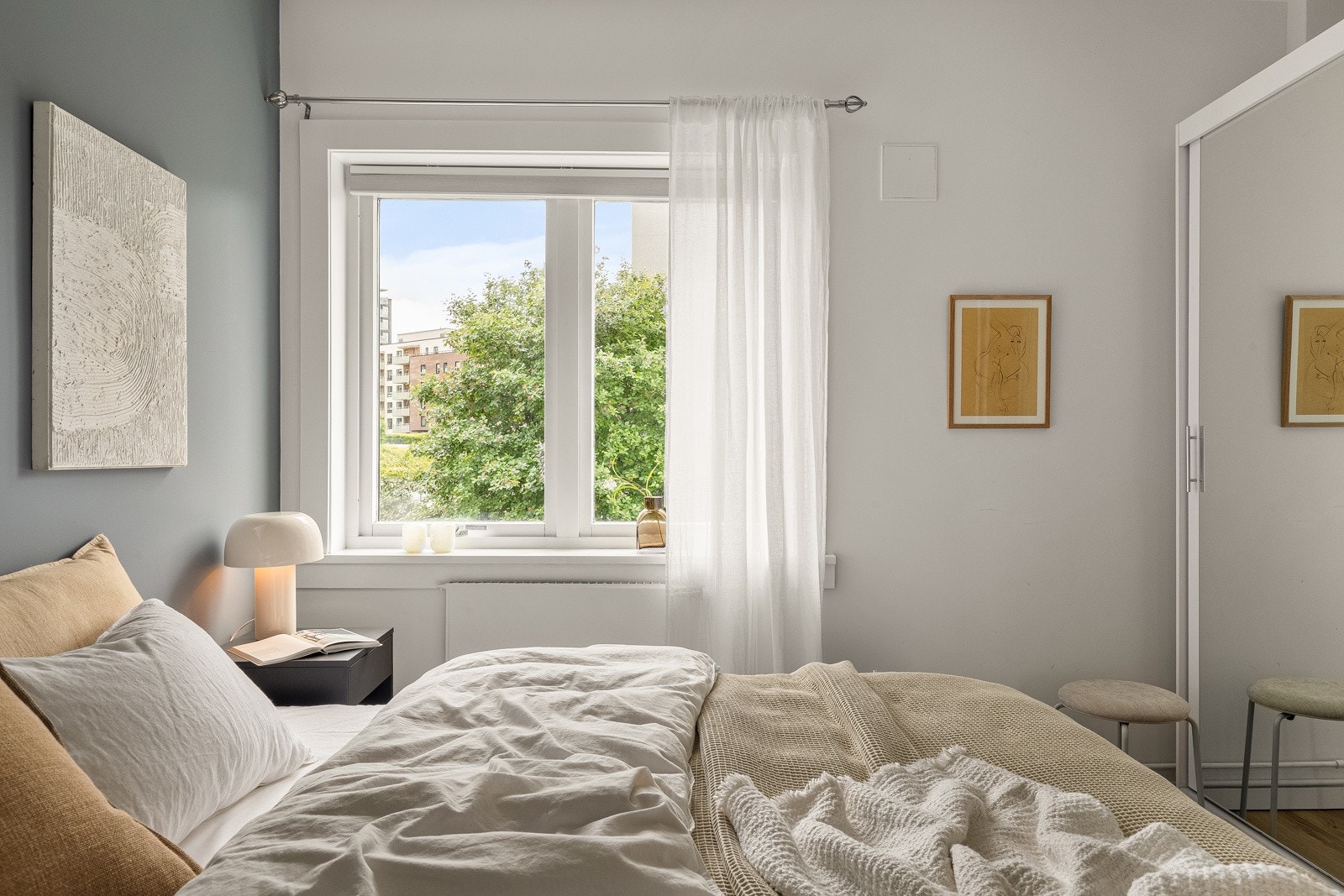 Luftig og fint hovedsoverom med grønt utsyn. Galleribilde