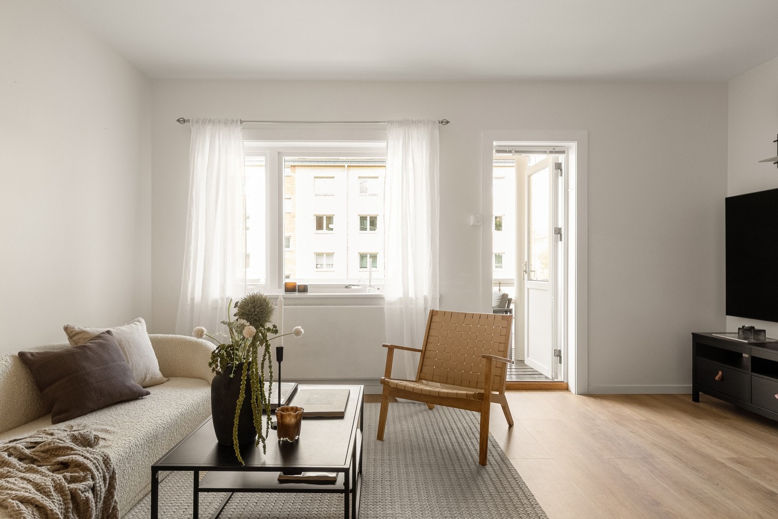 Rommet har flere naturlige møbleringssoner med god plass til både spisebord, sofagruppe, mediemøblement og annet ønskelig møblement. Galleribilde