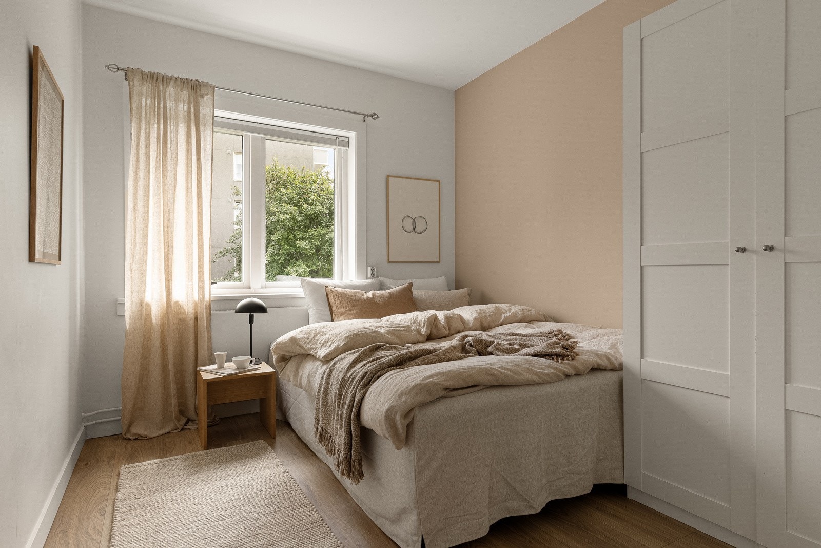 Soverom 2: Praktisk soverom med plass til dobbeltseng, nattbord og garderobeløsning. Galleribilde