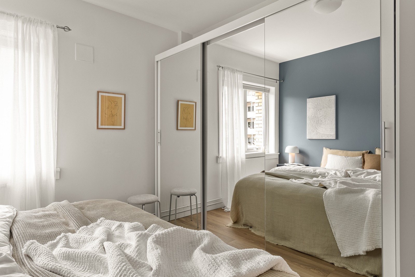 Hovedsoverommet har svært gode oppbevaringsmuligheter i stor garderobeinnredning med speilfronter! Galleribilde