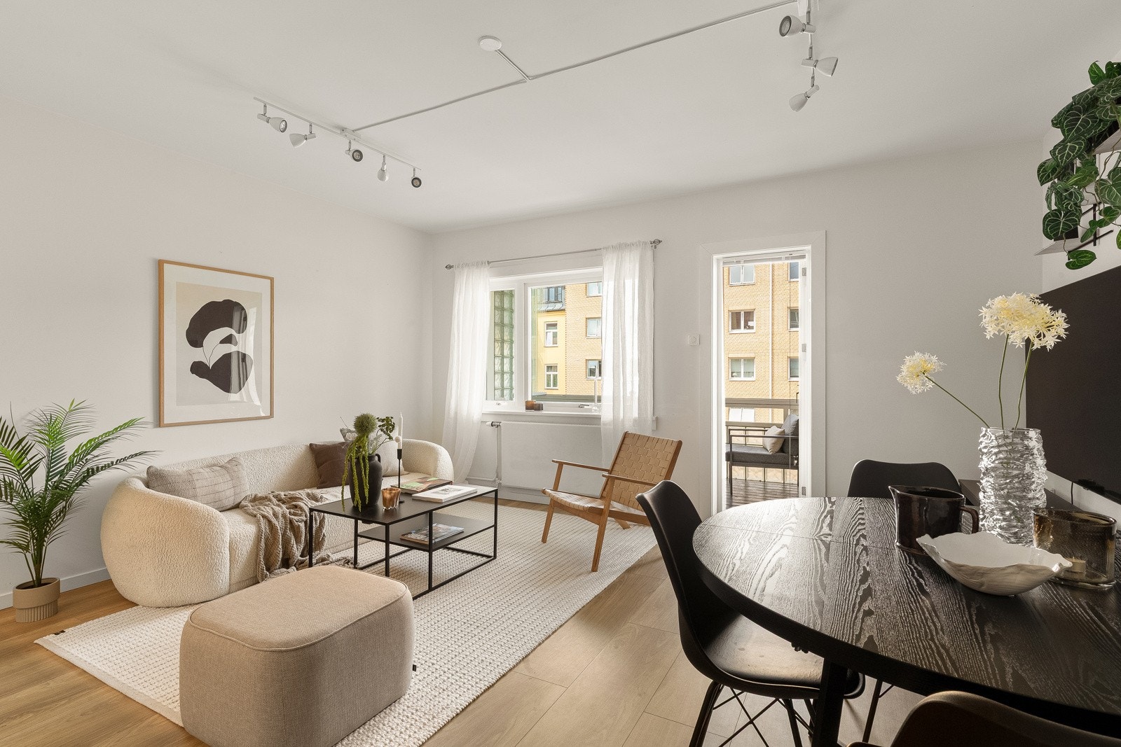 Lys og luftig stue med flere naturlige møbleringssoner og god takhøyde. Galleribilde