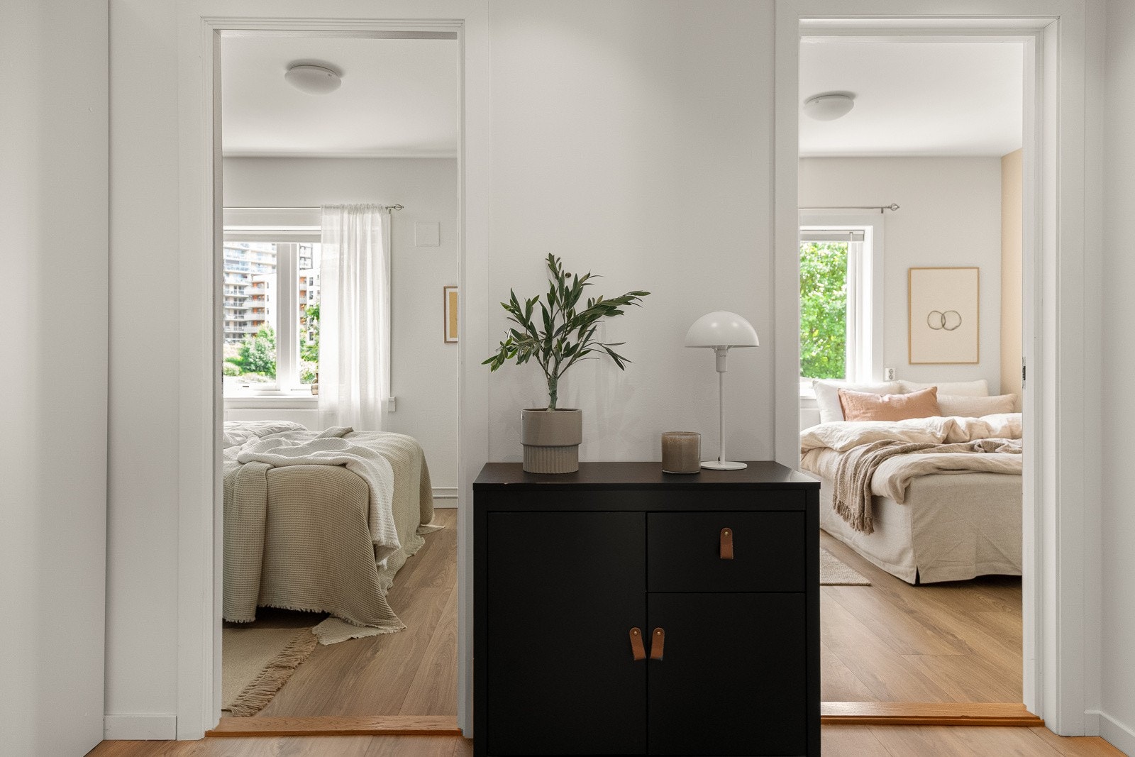 Entréen/gangen fungerer som et flott bindeledd mellom rommene i leiligheten. Galleribilde