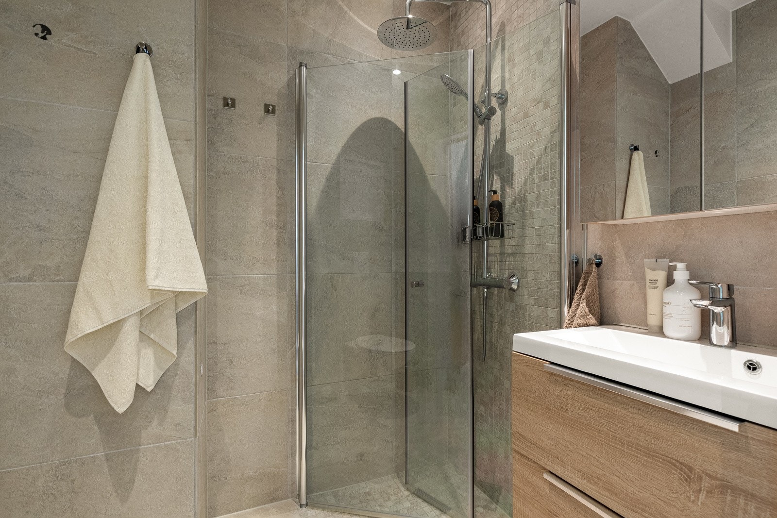 Innbydende flislagt baderom som ble pusset opp i 2021 med gulvvarme og lekre flisvalg! Galleribilde