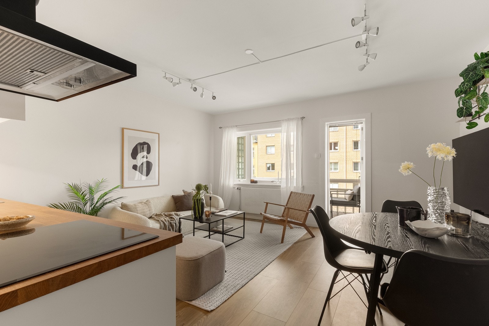 Stuen er et flott oppholdsrom og et naturlig samlingspunkt i leiligheten. Galleribilde