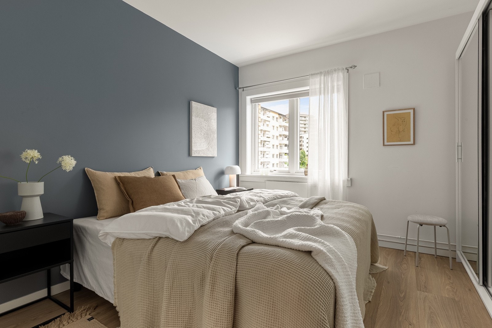 Romslig hovedsoverom med god plass til dobbeltseng, nattbord og annet ønskelig møblement. Galleribilde