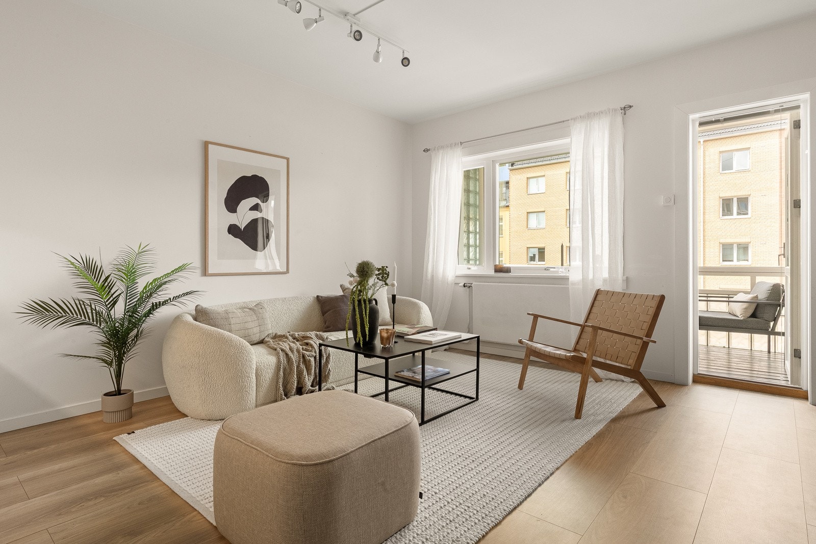 Lys og luftig stue med store vindusflater som gir rikelig med naturlig lys. Galleribilde