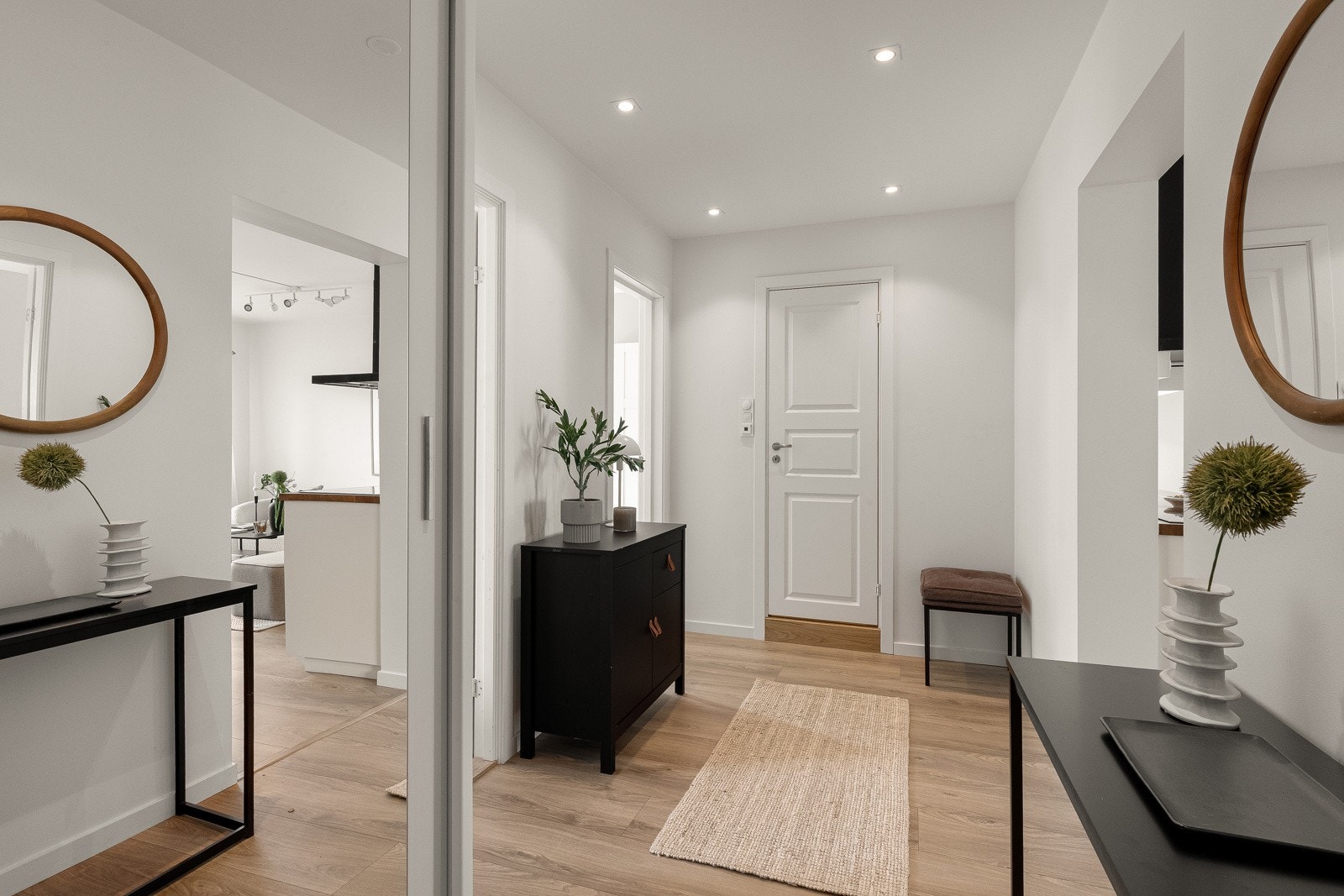 Fin entré/gang med god plass til garderobeløsning. Det er montert downlights (LED) i himlingen og dørcalling ved inngangsdøren. Galleribilde