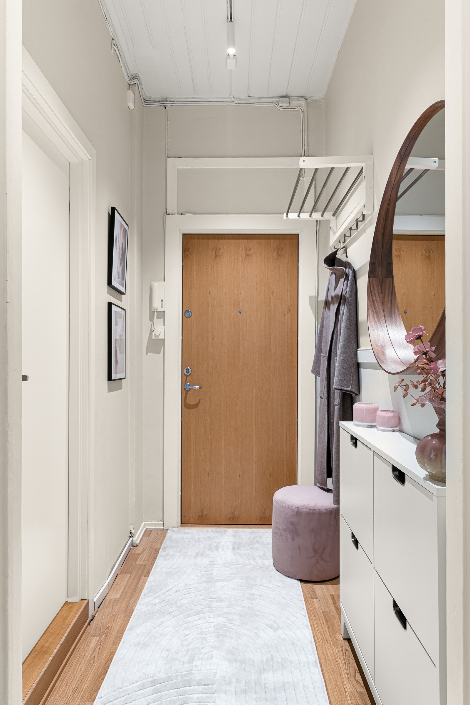 Gangen gir et innbydende førsteinntrykk. Her kan man henge fra seg yttertøy, og oppbevare sko i skoskapet. Galleribilde