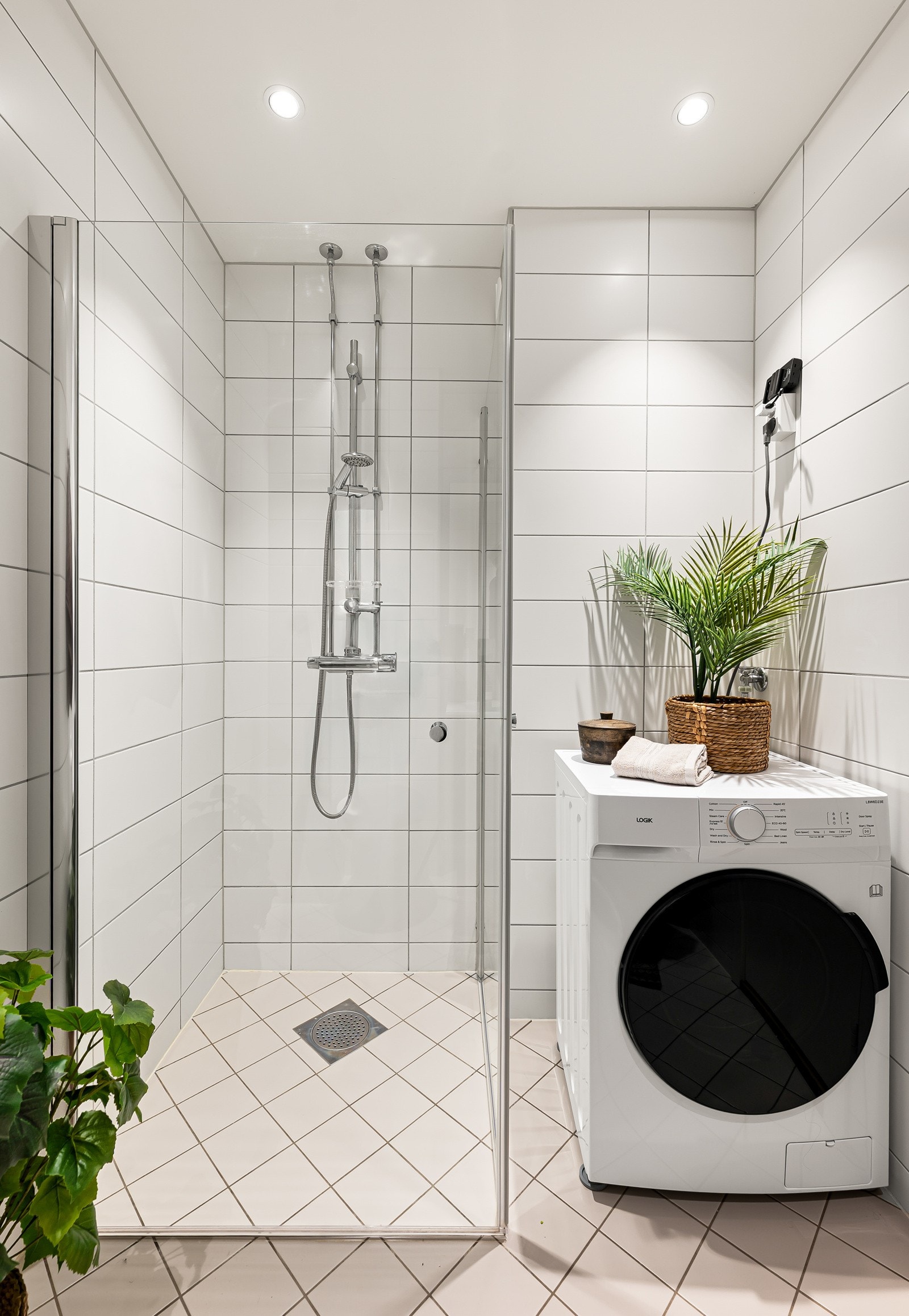 Det er opplegg for vaskemaskin på badet. Det er og en romslig dusjnisje. Galleribilde