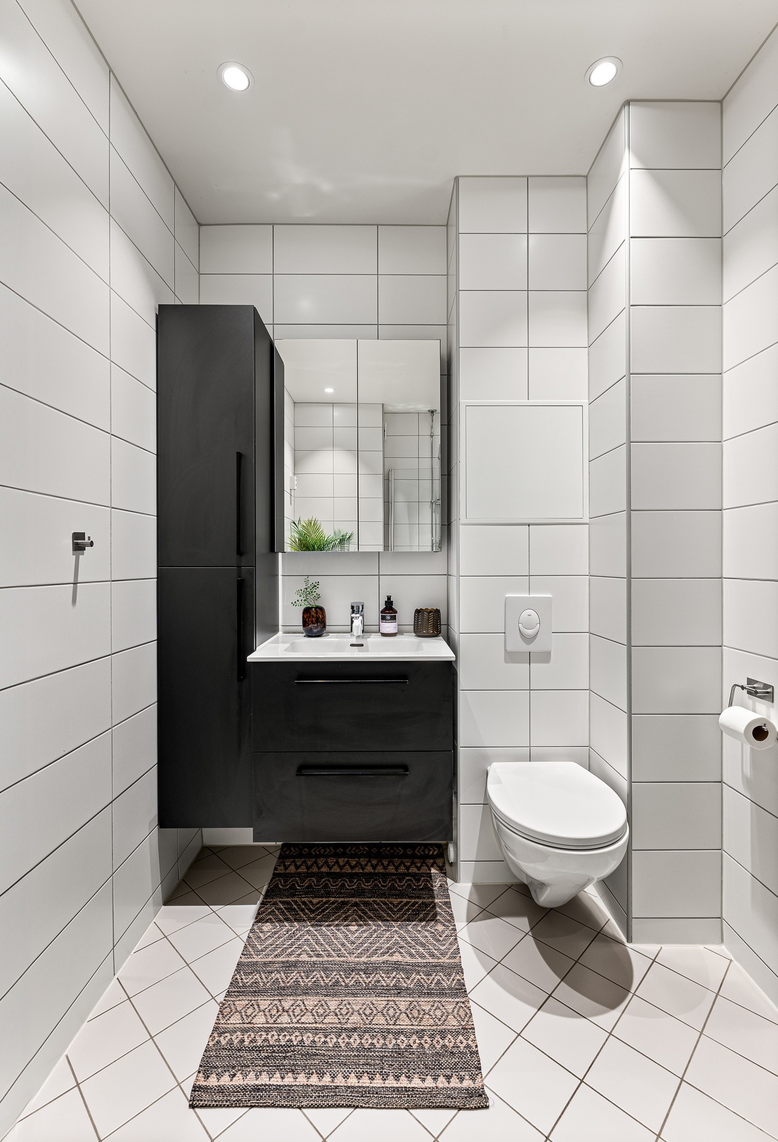 Badet ble rehabilitert i regi av borettslaget i 2022. Det er mulighet for oppbevaring i skuffer og et høyskap. Galleribilde