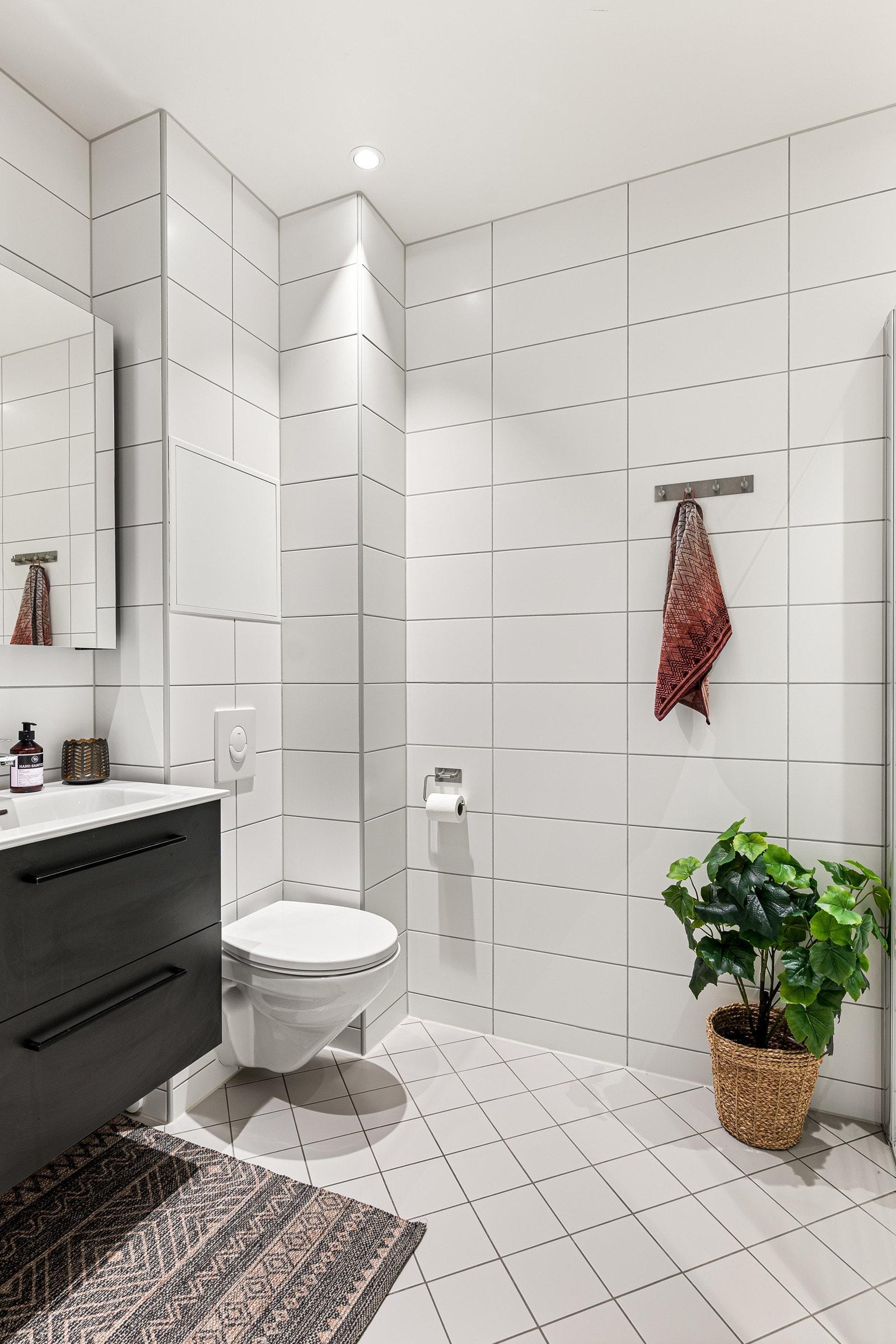 Badet er elegant innredet med flislagte gulv og vegger, noe som gir rommet et moderne og stilrent utseende. Det er montert varmekabler i gulv. Galleribilde