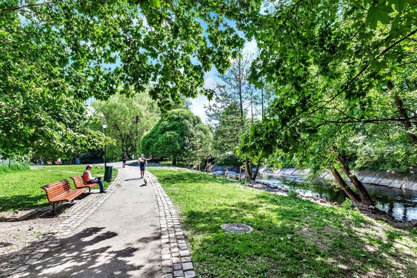 Akerselva er kun få minutter unna boligen, og her kan man nyte en flott tur mot Nydalen eller mot sentrum. Galleribilde