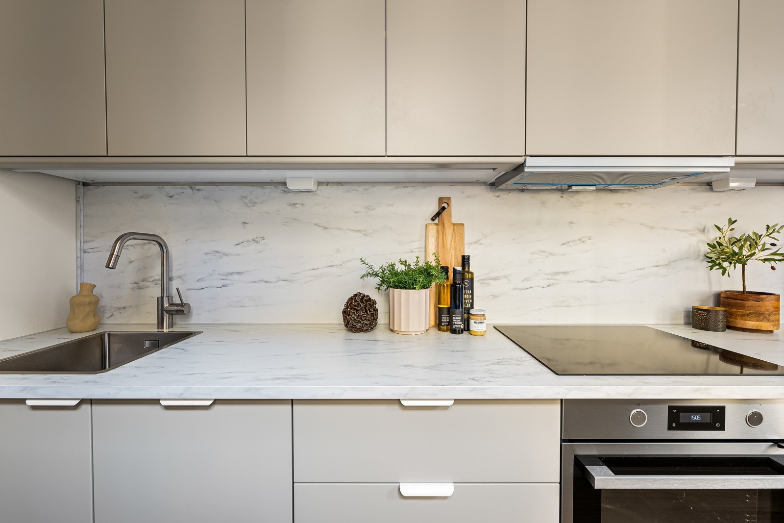 Kjøkkenet har god benkeplass til matlaging. Det er integrert kjøleskap og oppvaskmaskin under benken. Galleribilde