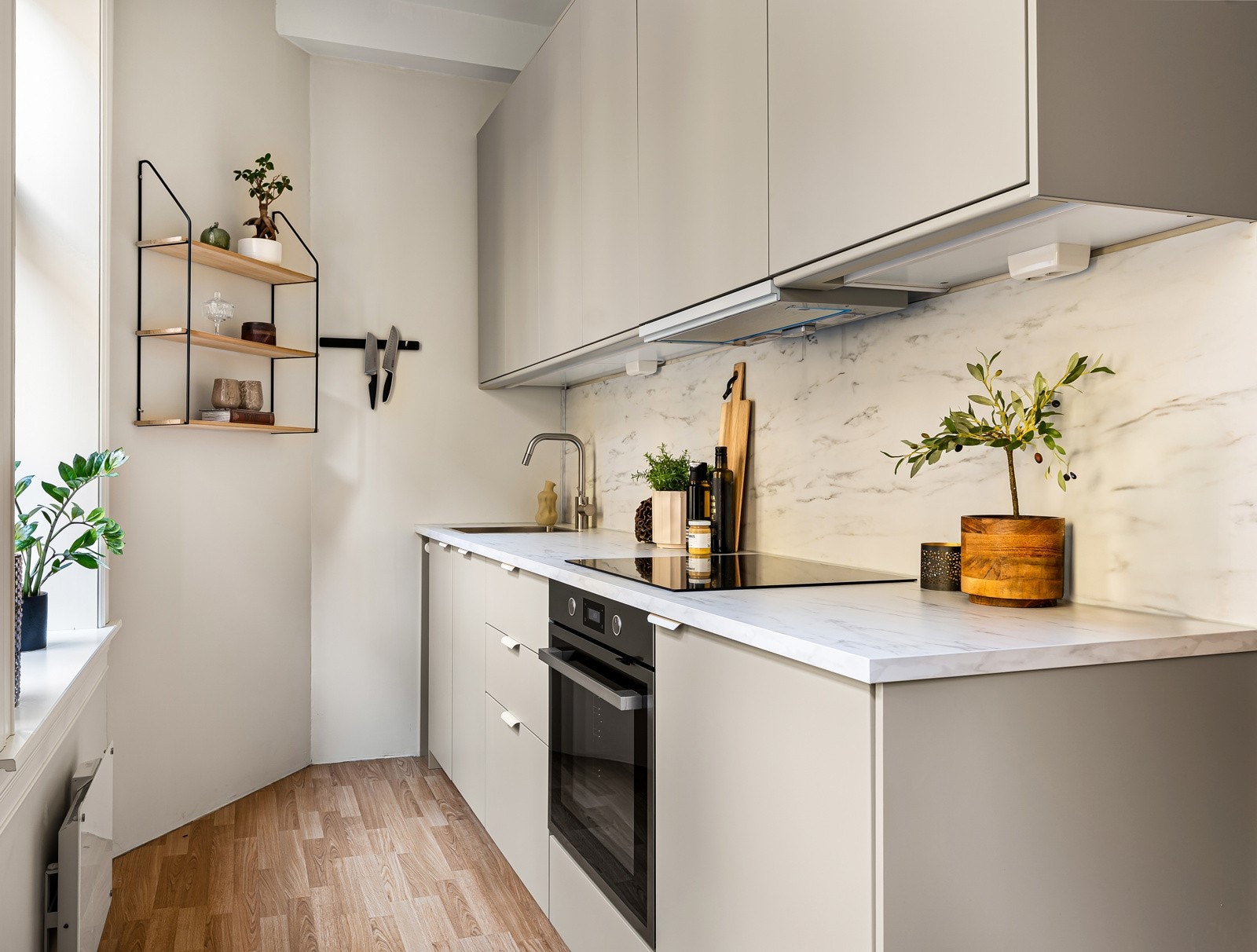 Kjøkkenet har glatt lamintert kjøkkeninnredning fra 2024. Her er det gode muligheter for oppbevaring i overskap og skuffer. Galleribilde