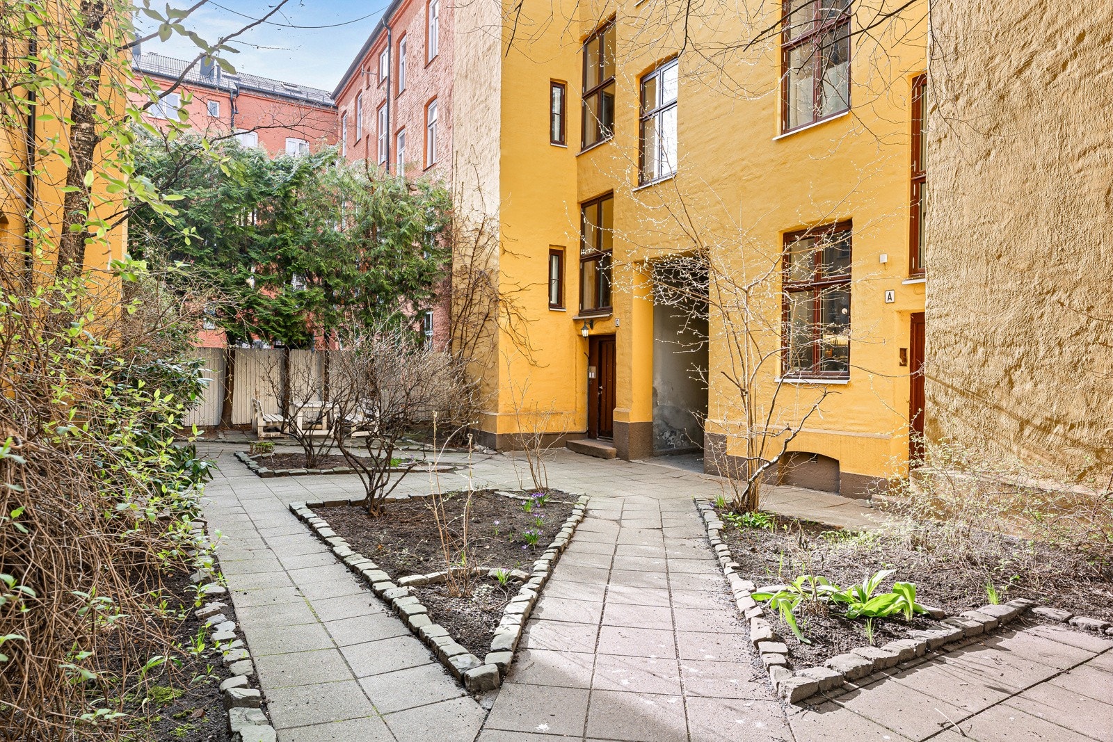 Leiligheten har en flott beliggenhet i bakgården til borettslaget. Det er flotte grøntområder på fellesarealene. Galleribilde