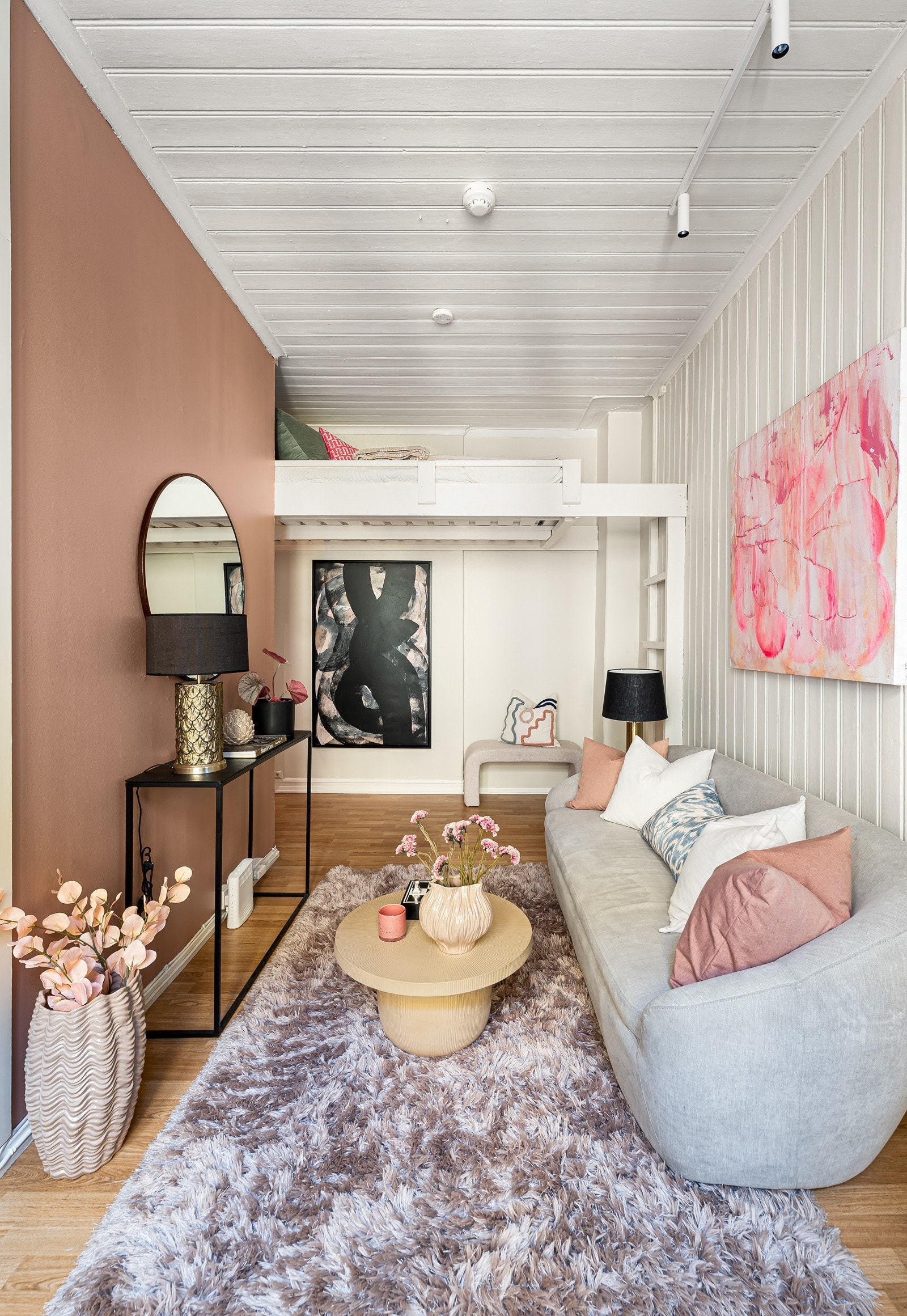 Det er mulighet for å innrede med en sofagruppe med tilhørende møblement. Galleribilde