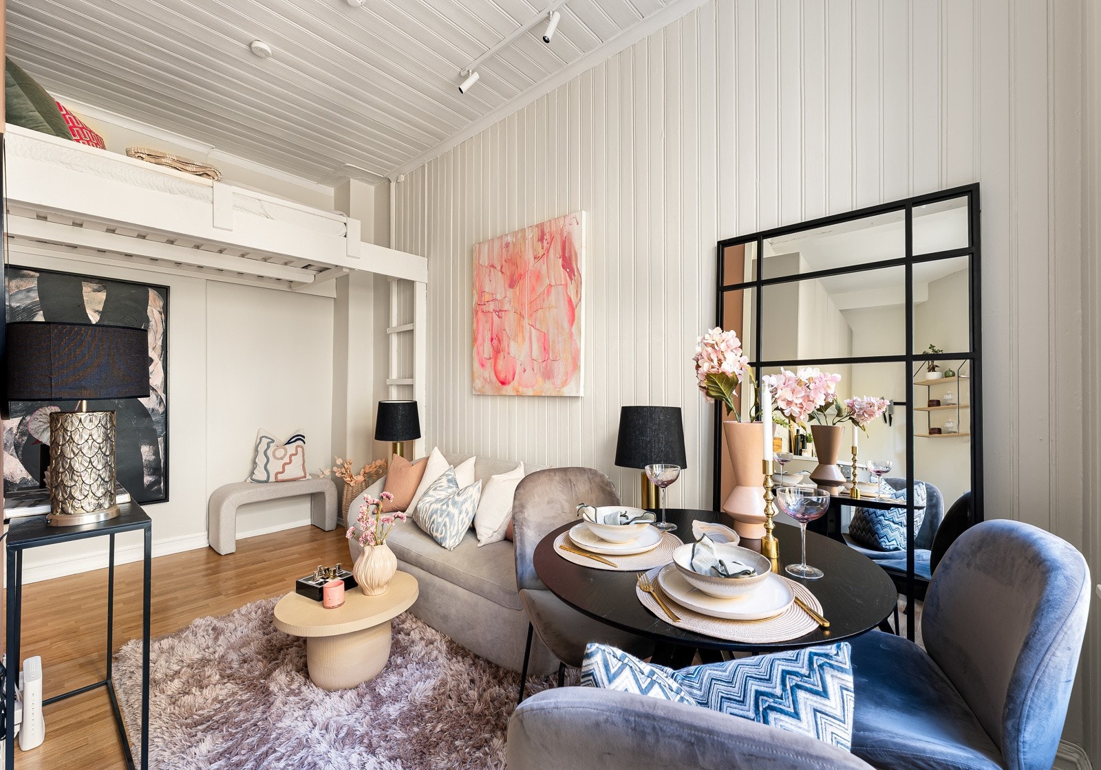 Det er en åpen stue - og kjøkken løsning i boligen. Den gode takhøyden på 2.95 meter bidrar til en god romfølelse. Galleribilde