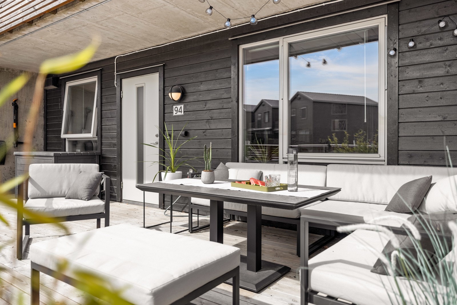 Det er plass til å innrede lounge, spisebord og grill. Utelampe er montert på veggen. Galleribilde