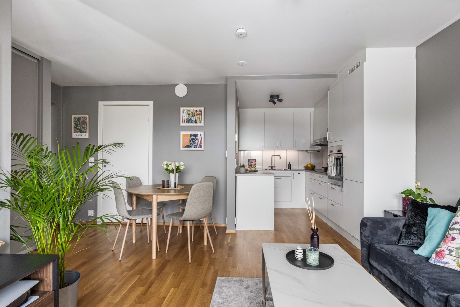 Her er det plass til å innrede sofa og tv i egen sone, samt spisebord nærmest kjøkkenet. Galleribilde