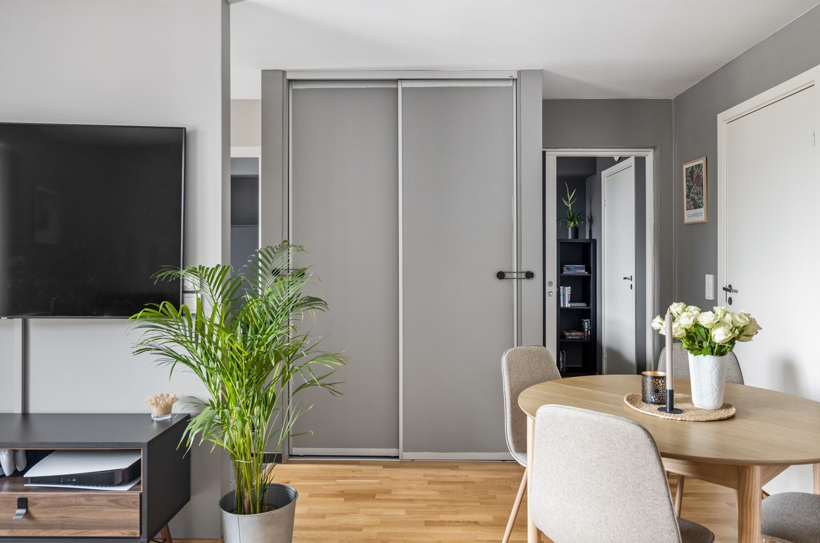 I gangen er det skyvedørsgarderobe med plass til jakker og sko. Galleribilde