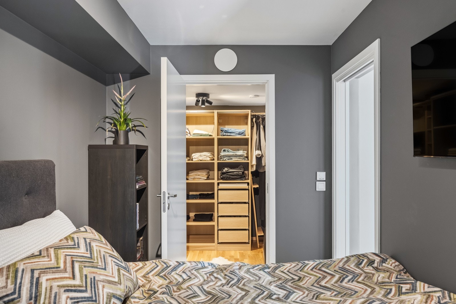 Innenfor soverommet ligger innvendig bod innredet som walk-in closet. Galleribilde