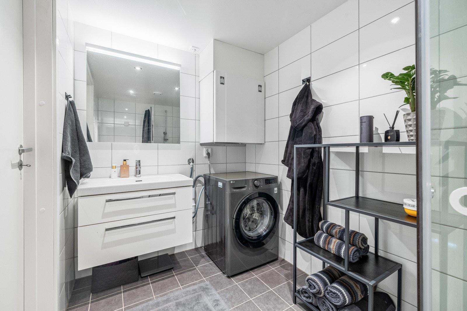 Romslig og tidløst baderom fra 2018, med varmekabler i gulvet, downlights og balansert ventilasjon. Galleribilde