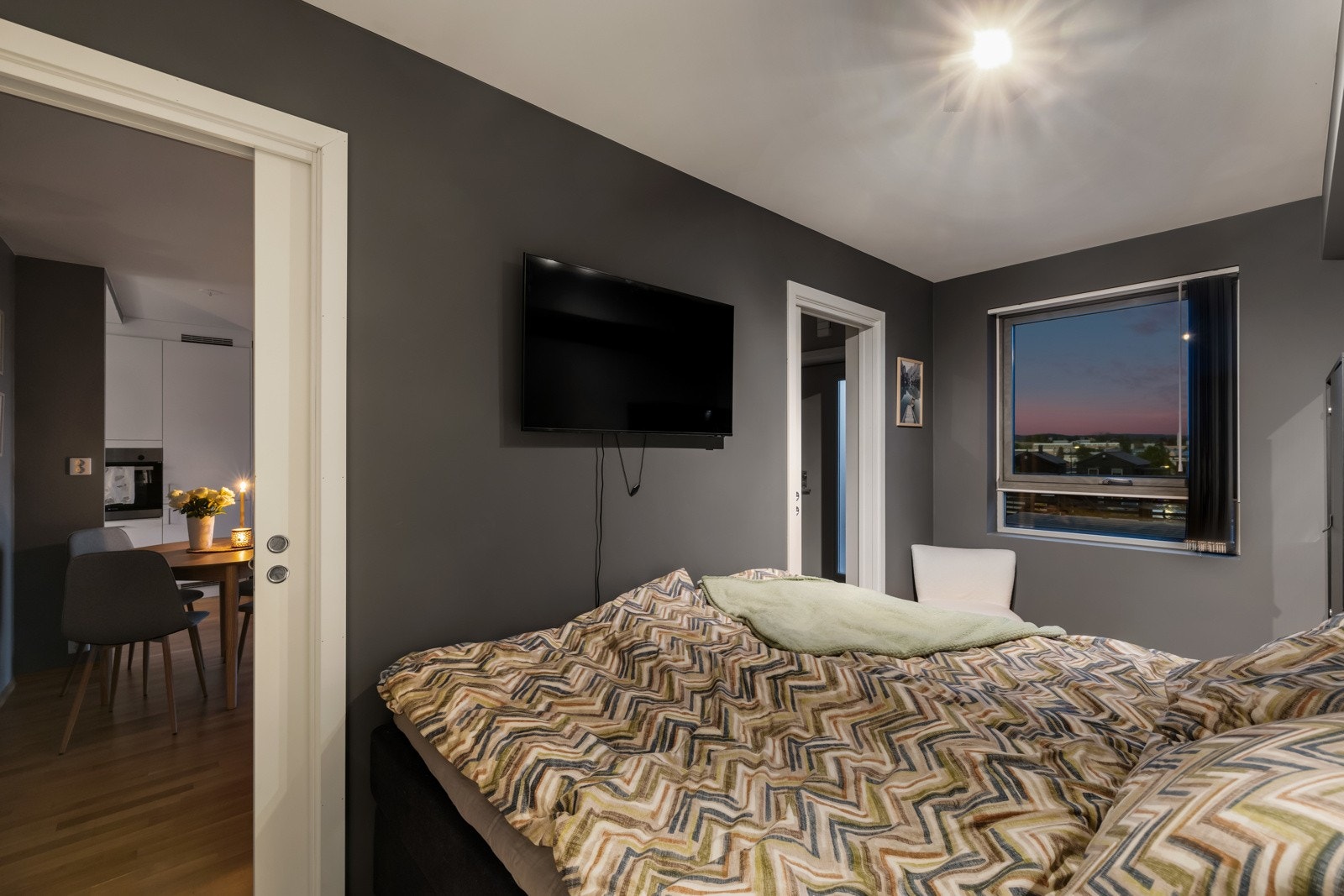 Soverommet har plass til dobbeltseng, oppbevaringsmøbler og tv som kan henge på veggen. Galleribilde