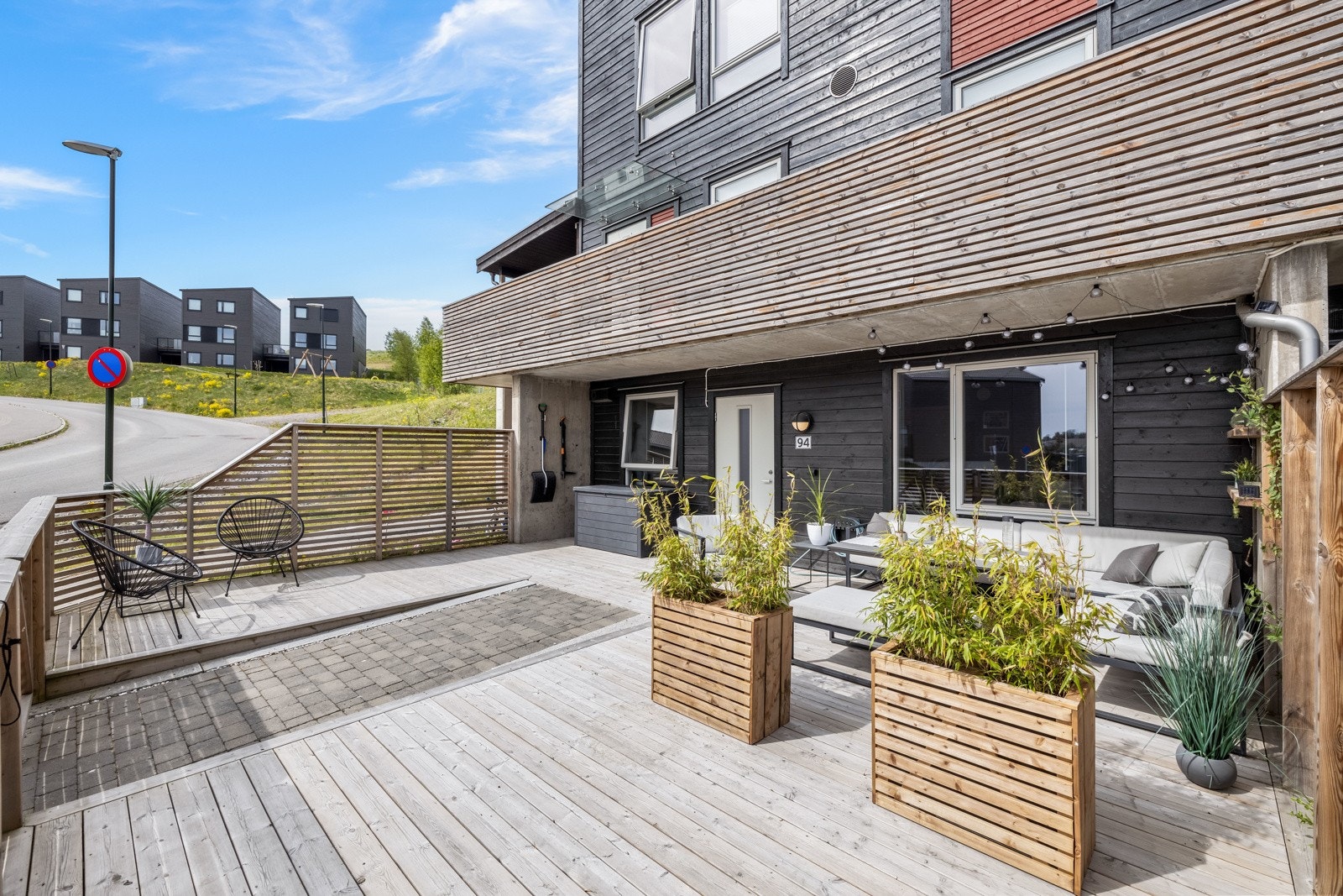 Eier informerer om at terrassen har sol fra grytidlig morgen til ettermiddag. Galleribilde
