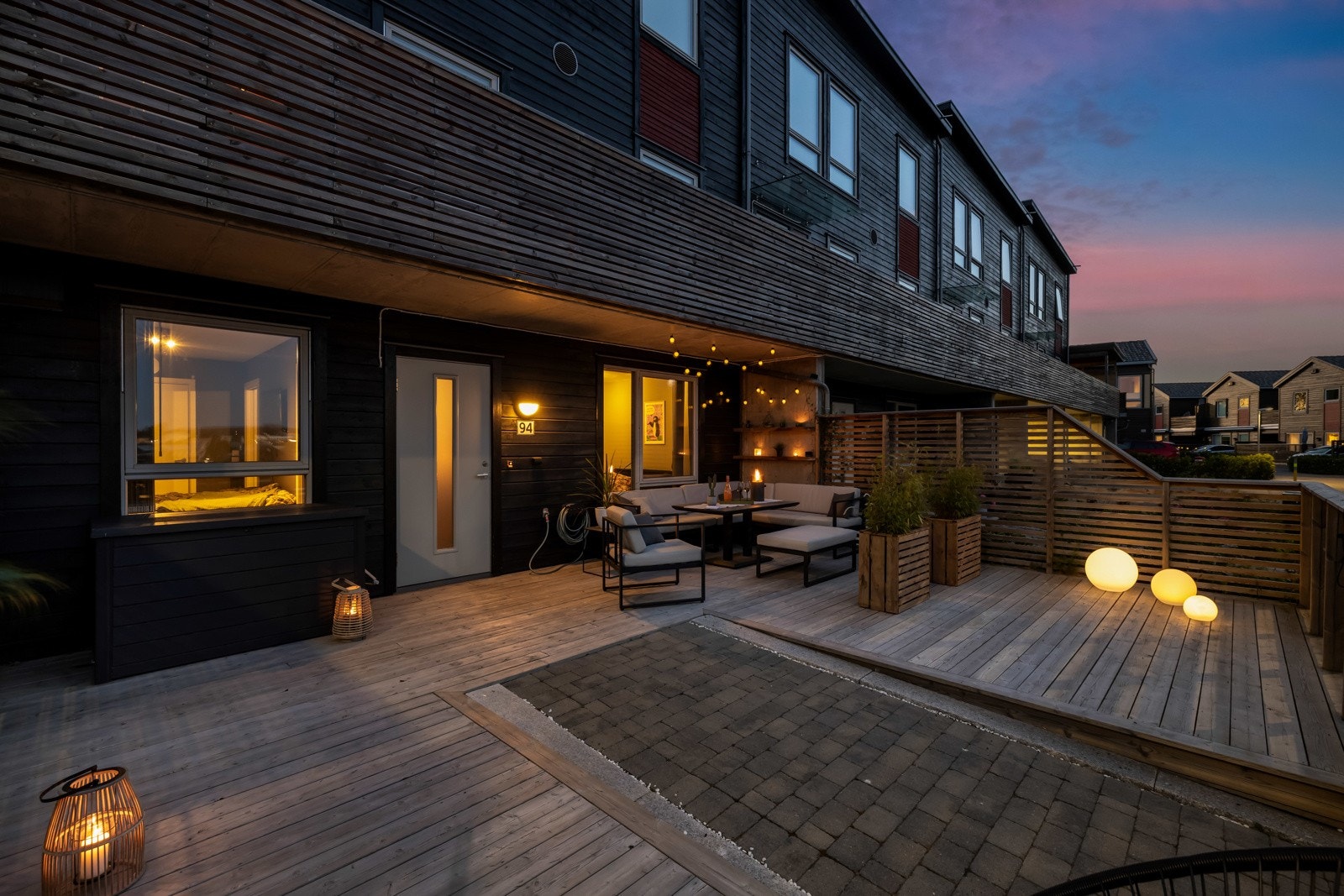 Leiligheten ligger i 1. etasje og har solrik terrasse på hele 46 kvm! Det er også bruksrett til carport med elbillader og utebod. Galleribilde