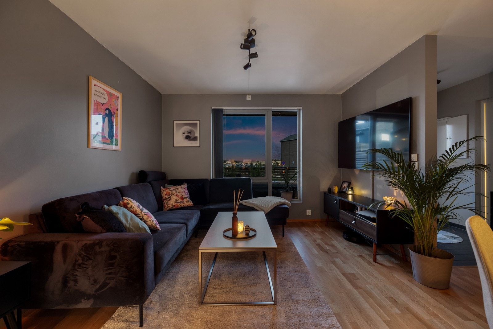 Moderne standard med parkettgulv og slette vegger malt i lun farge. Galleribilde