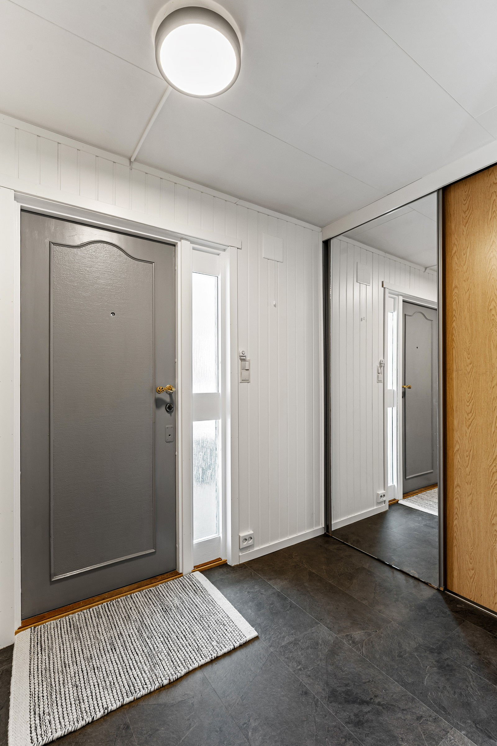 Velkommen inn! Her er det montert skyvedørsgarderobe.