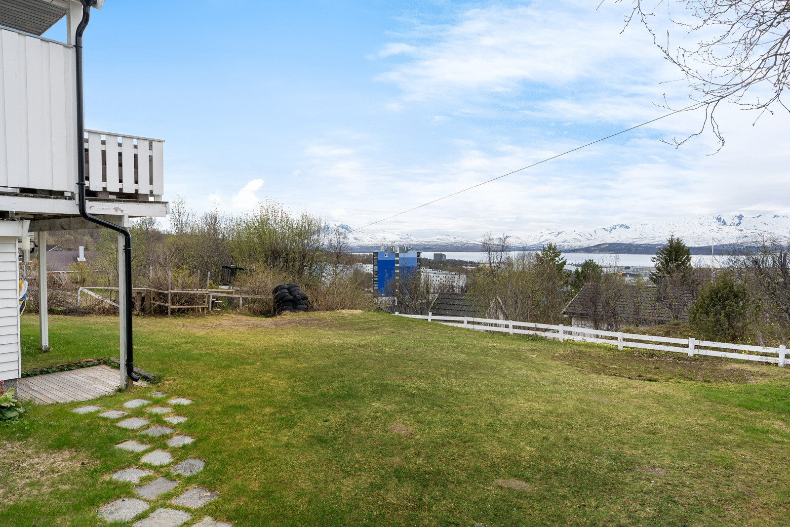 Stor og fin hage hvor det er god plass til trampoline.