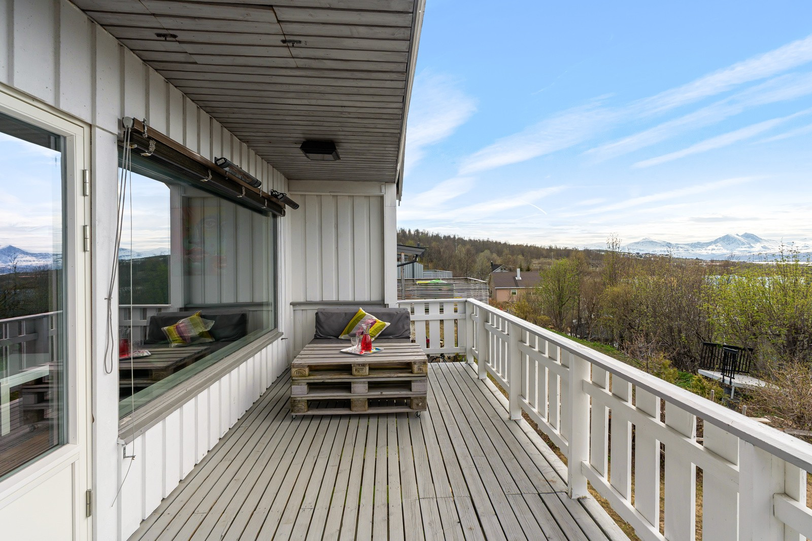 Fantastisk veranda med panoramautsikt og gode solforhold.