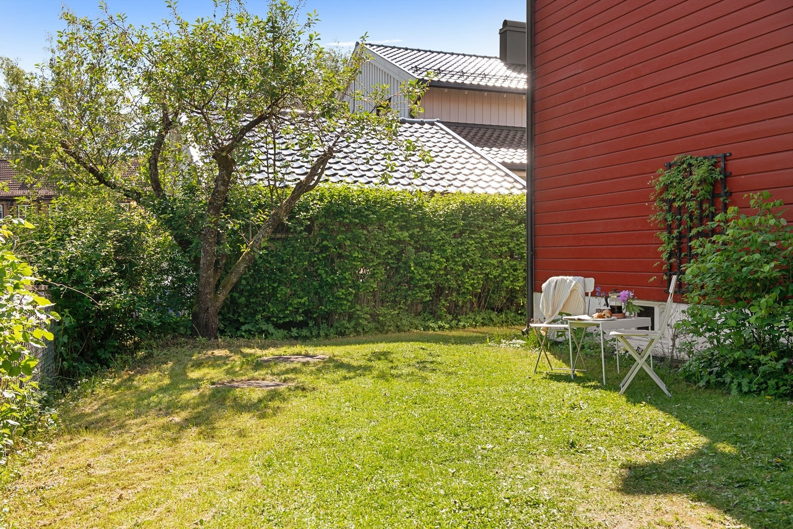 På baksiden av huset er det god plass til frokostbordet og nyte morgensolen. Galleribilde