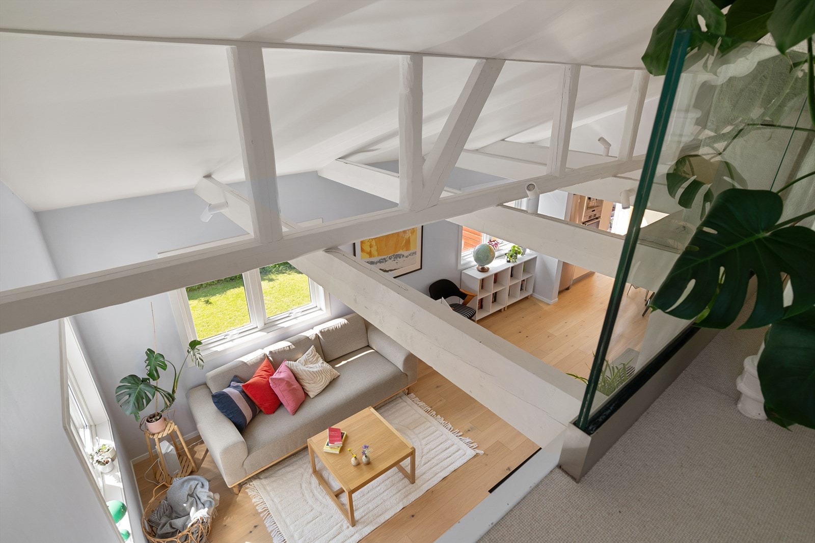 Trappeadkomst til romslig hems fra stuen. Galleribilde