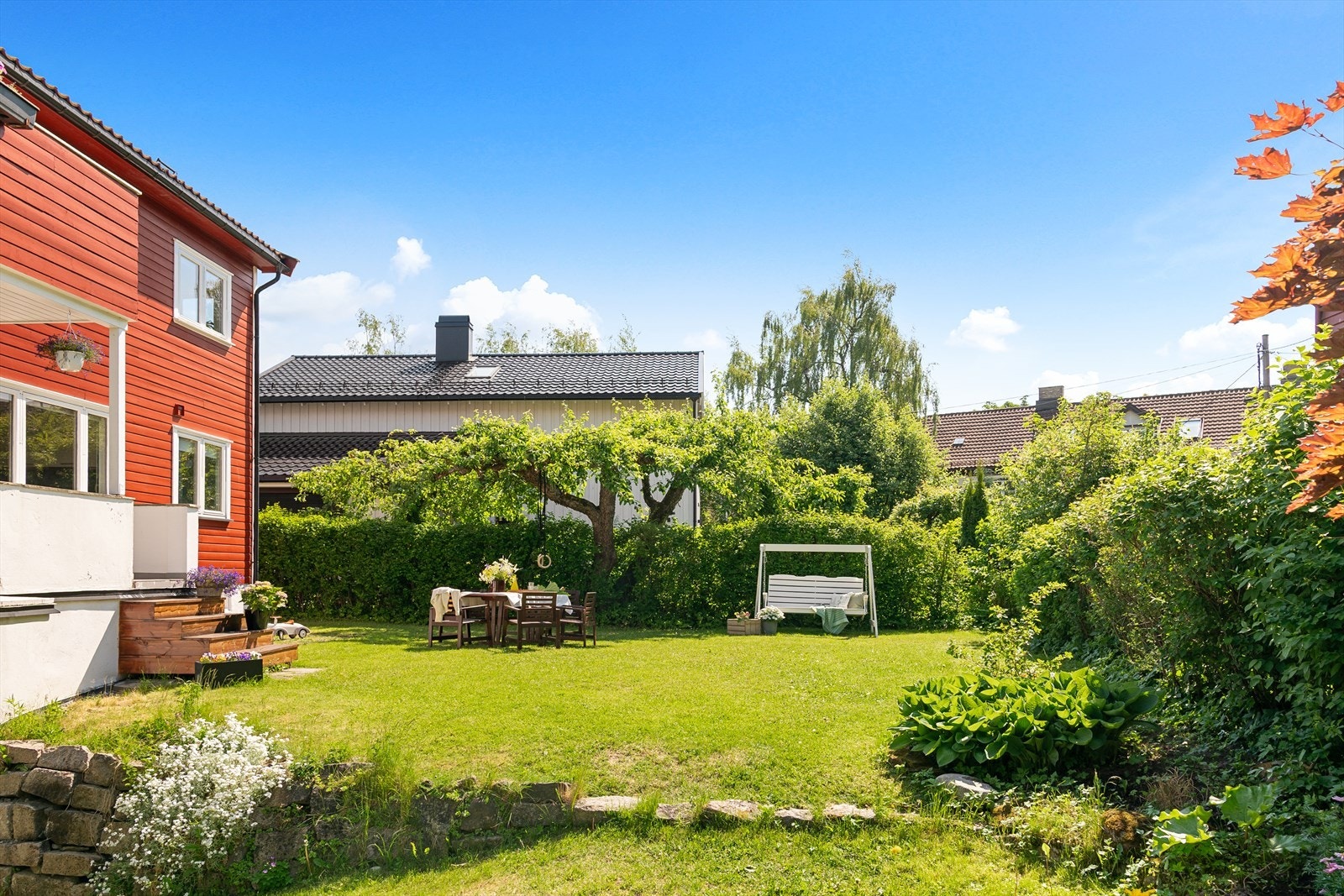 Det er en stor felles hage som omkranser boligen som flittig brukes. Galleribilde