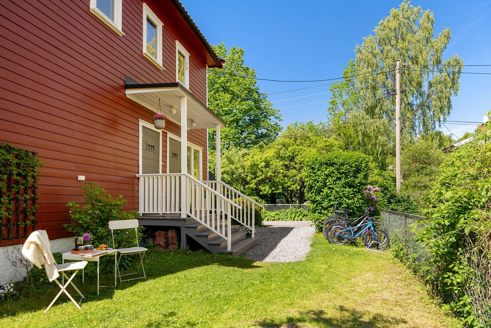 Boligen har egen inngang og gang i 1. etasje, samt adkomst til sin del av kjeller fra egen boligdel. Galleribilde