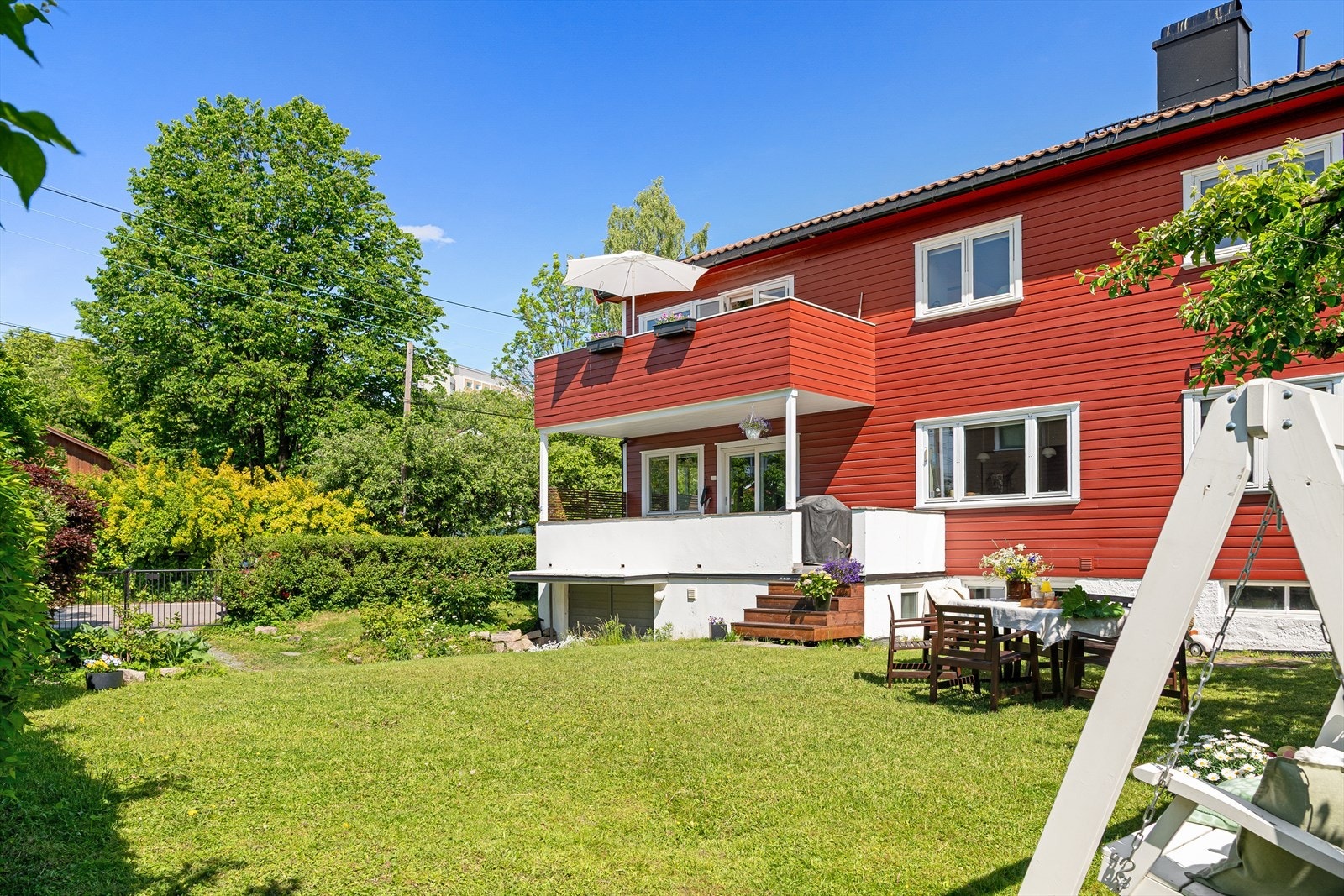 Velkommen til Konvallveien 1B! Velholdt familiebolig/ 2. etg i halvpart tomannsbolig med egen inngang og parkering, solrik terrasse og stor hage. Galleribilde