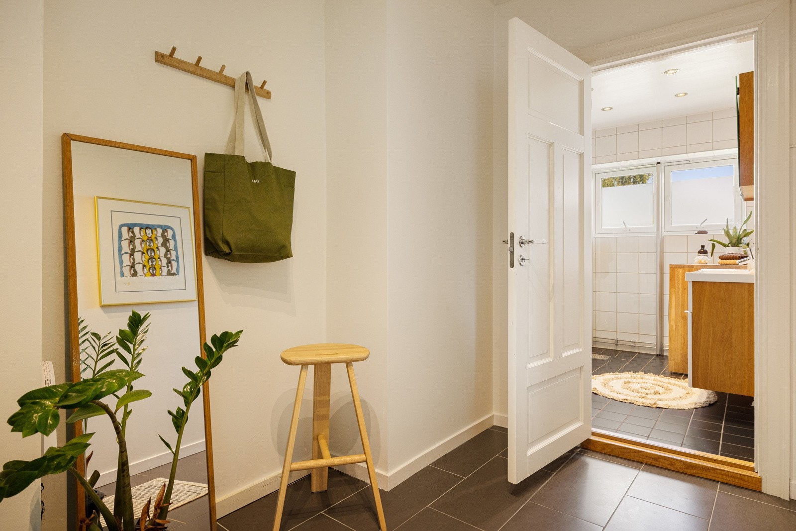 - Romslig entré med god plass til både oppheng og oppbevaringsmøbler. - Galleribilde