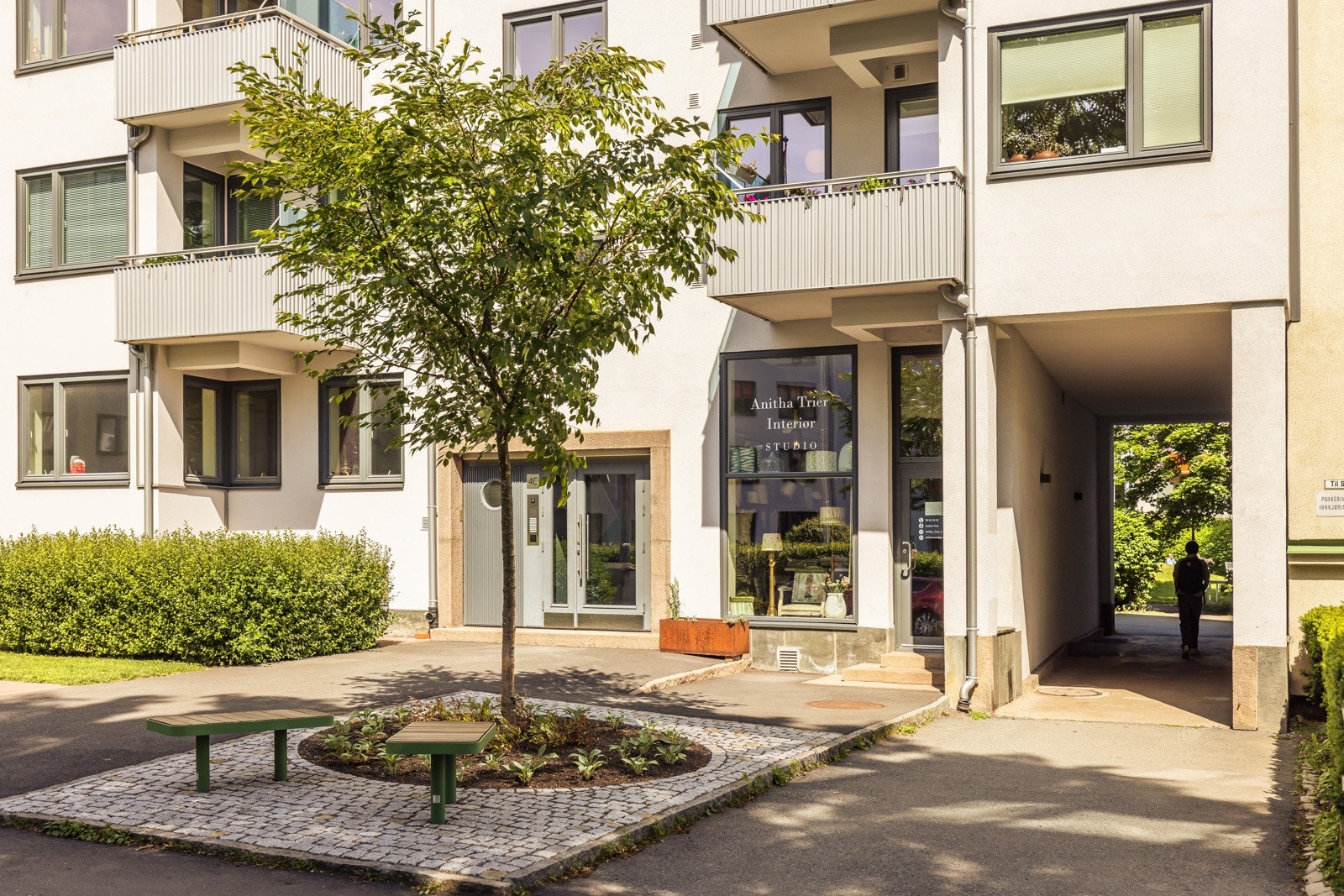 - Et moderne og stilrent inngangsparti ønsker deg velkommen hjem - Galleribilde