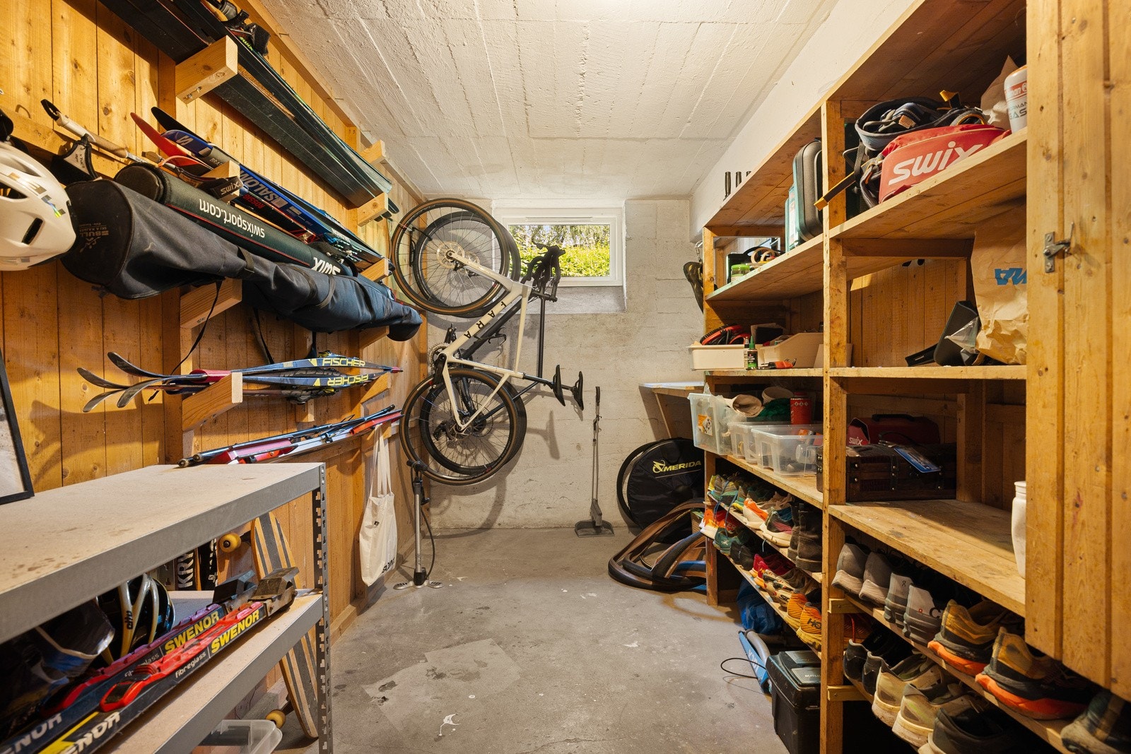 - Romslig og funksjonell bod i kjelleren gir rikelig med lagringsplass. Loftsboden er bare en etasje opp fra leiligheten. Svært praktisk med kort vei til mer lagring - Galleribilde