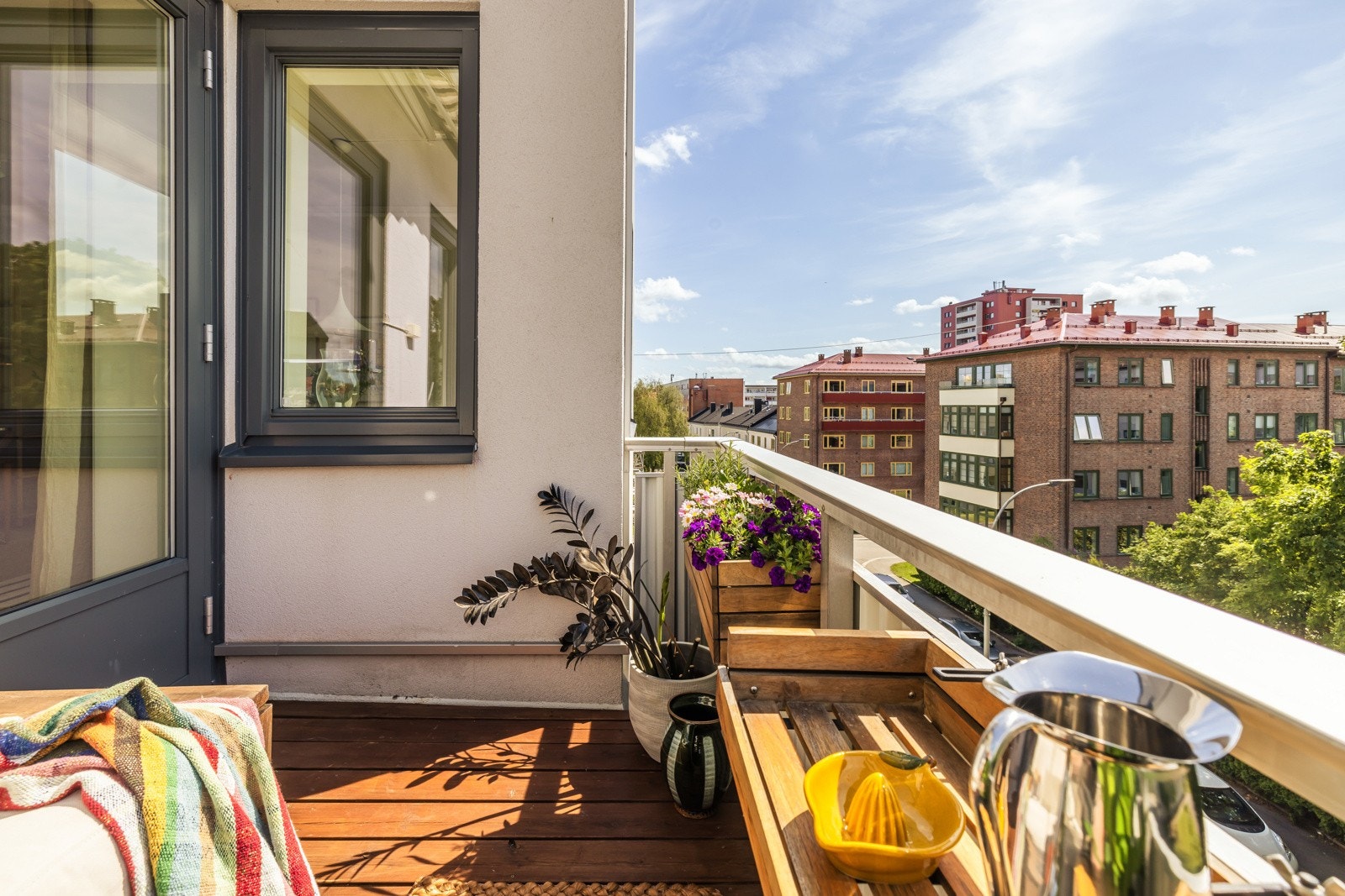 - Toppetasje med lite innsyn og utsikt mot grøntarealer - Galleribilde