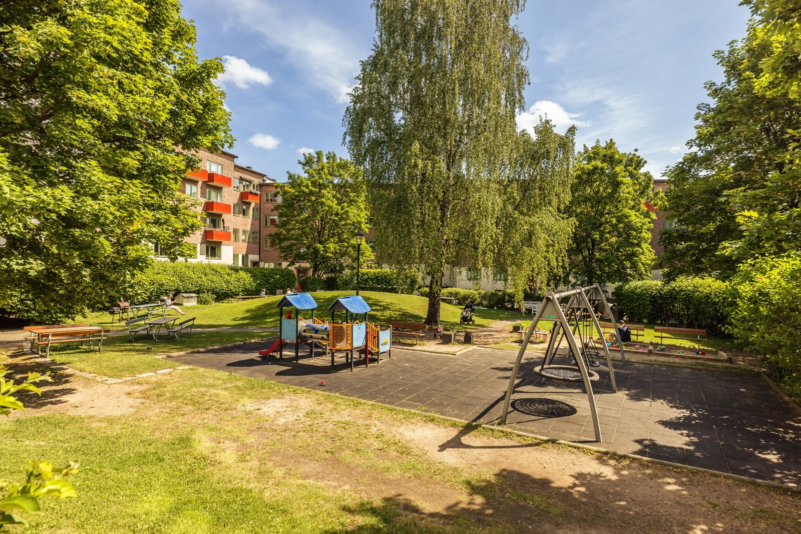 - Borettslaget har fokus på godt naboskap og arrangerer sosiale tiltak som felles dugnader, jule- og 17. mai-feiring. - Galleribilde